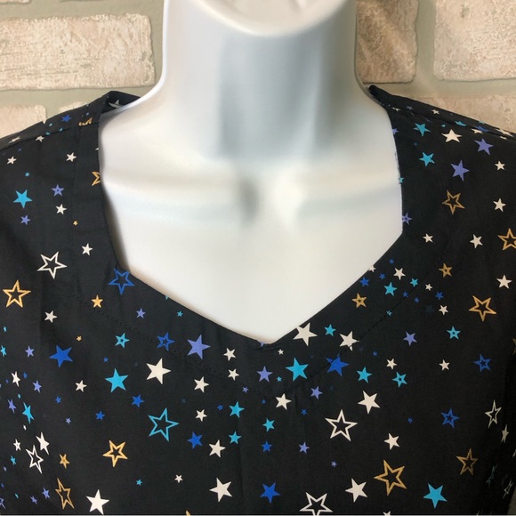 NWT Zoe+Chloe black Star Print short sleeve scrub top size XS - Picture 4 of 9